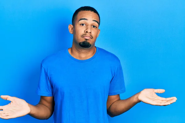 Hombre Afroamericano Joven Con Camiseta Azul Casual Expresión Despistada Confusa — Foto de Stock