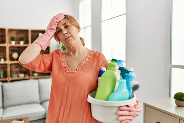 Mulher Loira Meia Idade Segurando Produtos Limpeza Limpeza Casa Estressada — Fotografia de Stock