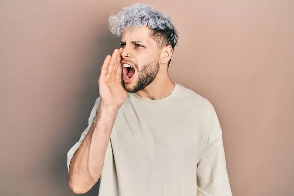 Young Hispanic Man Modern Dyed Hair Wearing Casual Shirt Shouting — Stock Photo, Image