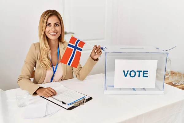 Loira Bela Jovem Eleição Campanha Política Segurando Bandeira Norway Olhando — Fotografia de Stock