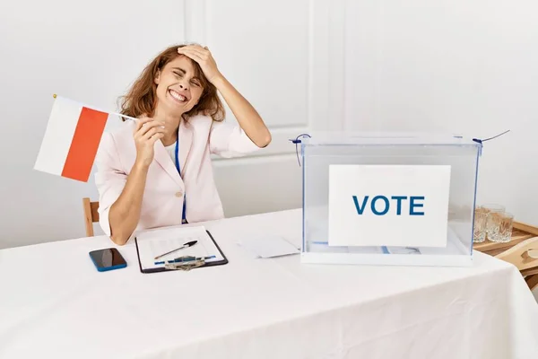 Mulher Caucasiana Bonita Eleição Campanha Política Segurando Bandeira Polônia Estressado — Fotografia de Stock