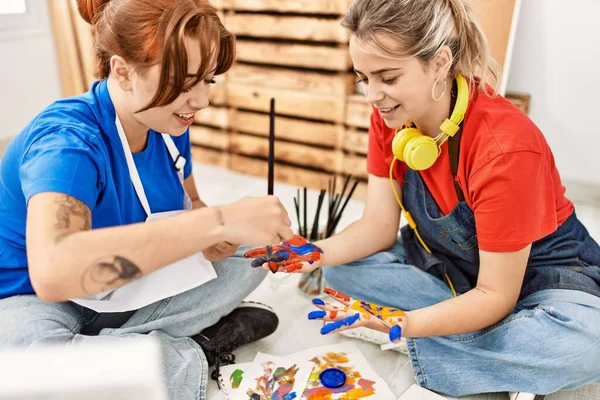 Dos Estudiantes Artistas Sonriendo Felices Pintando Manos Escuela Arte — Foto de Stock