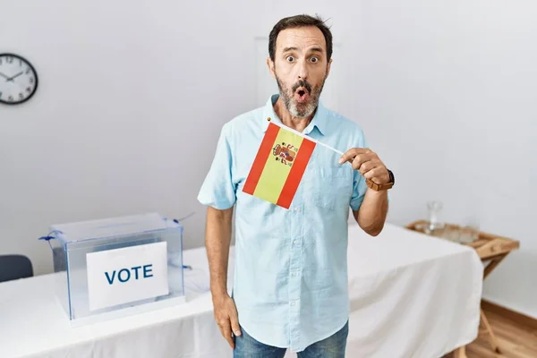 Homem Meia Idade Com Barba Eleição Campanha Política Segurando Bandeira — Fotografia de Stock