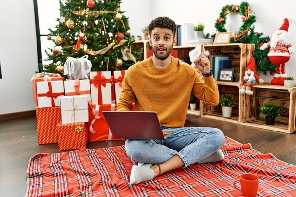 크리스마스 앉아서 노트북으로 성공적 아이디어를 손가락 질하고 있습니다 행복하고 활기찬 — 스톡 사진