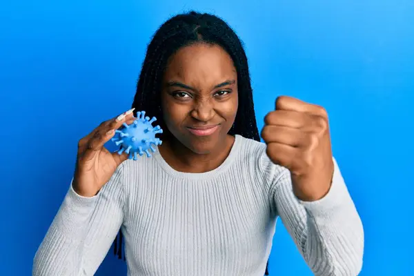 Africano Americano Mulher Com Trançado Cabelo Segurando Vírus Brinquedo Irritado — Fotografia de Stock