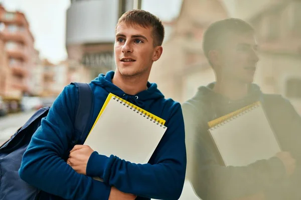 Jovem Estudante Loira Sorrindo Feliz Segurando Notebook Universidade — Fotografia de Stock