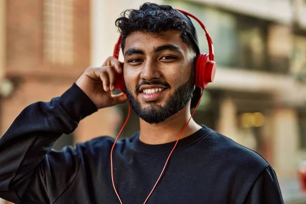 Giovane Arabo Uomo Sorridente Fiducioso Ascoltare Musica Strada — Foto Stock