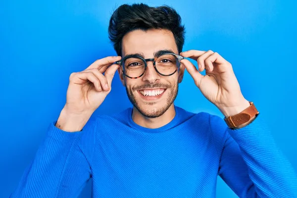 Ung Latinamerikan Med Glasögon Och Ett Glatt Leende Läpparna Visar — Stockfoto