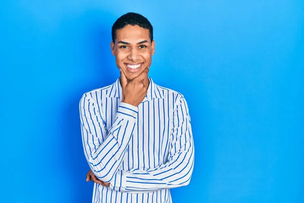 Junger Afrikanisch Amerikanischer Typ Lässiger Kleidung Der Selbstbewusst Die Kamera — Stockfoto