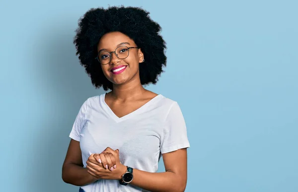 Genç Afro Amerikalı Kadın Günlük Beyaz Tişörtler Giyip Ellerini Kavuşturmuş — Stok fotoğraf