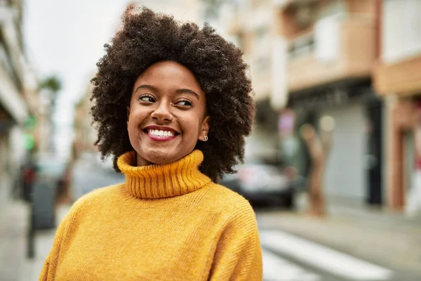 Ung Afrikansk Amerikansk Flicka Ler Lycklig Stående Vid Staden — Stockfoto