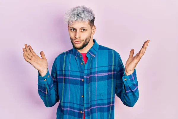 Ung Latinamerikansk Man Med Modernt Färgat Hår Avslappnad Retro Skjorta — Stockfoto