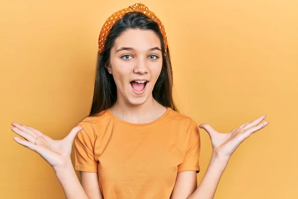 Jovem Morena Vestindo Camiseta Laranja Casual Celebrando Vitória Com Sorriso — Fotografia de Stock