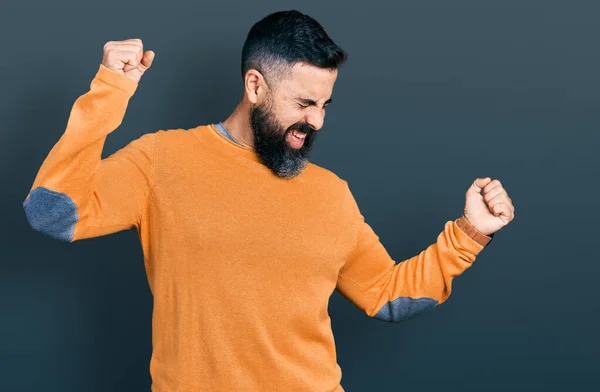 Hispanischer Mann Mit Bart Lässigem Winterpullover Tanzt Fröhlich Und Fröhlich — Stockfoto