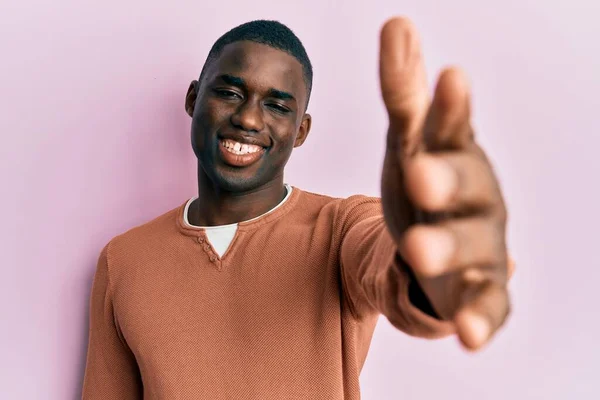 Jeune Homme Afro Américain Portant Des Vêtements Décontractés Souriant Amical — Photo