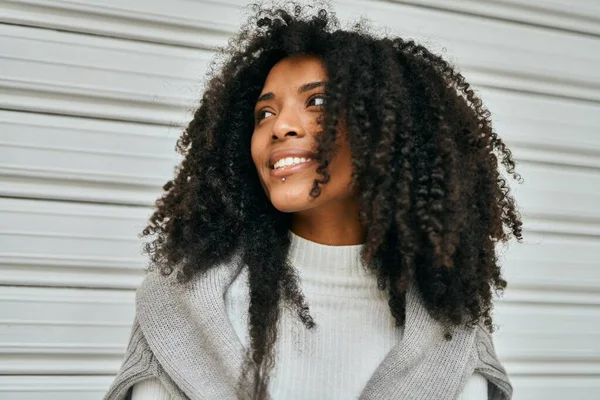 Jovem Afro Americana Sorrindo Feliz Cidade — Fotografia de Stock