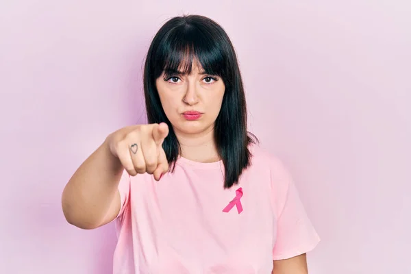 Ung Latinamerikansk Kvinna Bär Rosa Cancer Band Skjortan Pekar Med — Stockfoto