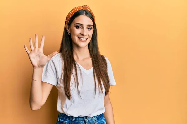 Mooie Brunette Jonge Vrouw Dragen Casual Wit Shirt Tonen Wijzen — Stockfoto