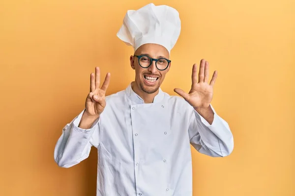 Hombre Calvo Con Barba Vistiendo Uniforme Cocinero Profesional Mostrando Señalando — Foto de Stock