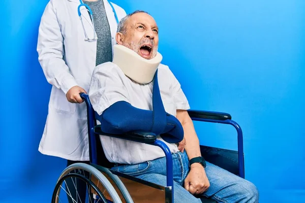 Hombre Mayor Guapo Con Barba Sentado Silla Ruedas Con Cuello — Foto de Stock