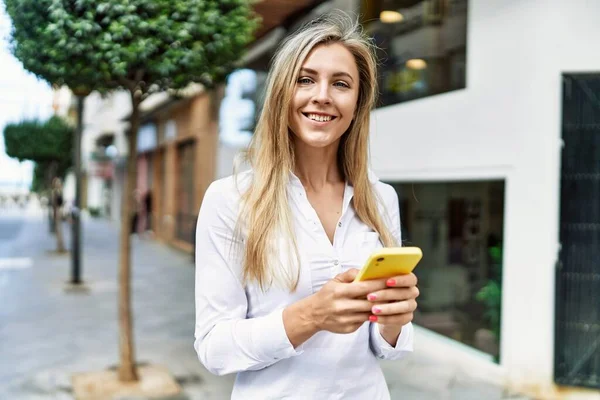 Mulher Loira Bonita Sorrindo Feliz Livre Dia Ensolarado Usando Smartphone — Fotografia de Stock