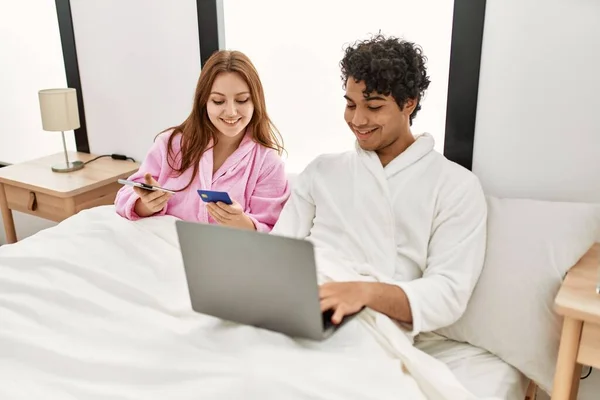 Pareja Joven Sonriendo Feliz Usando Ordenador Portátil Smartphone Tarjeta Crédito — Foto de Stock