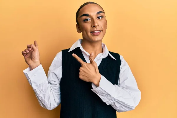 Homem Hispânico Vestindo Maquiagem Cabelos Longos Vestindo Roupas Moda Sorrindo — Fotografia de Stock