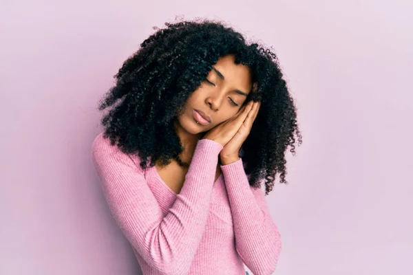 Afro Saçlı Sıradan Pembe Gömlekli Yorgun Uyuyan Hayal Kuran Elleri — Stok fotoğraf