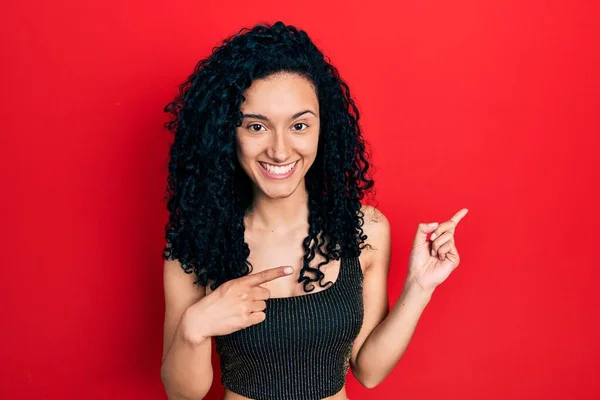 Mulher Hispânica Jovem Com Cabelo Encaracolado Vestindo Estilo Casual Com — Fotografia de Stock