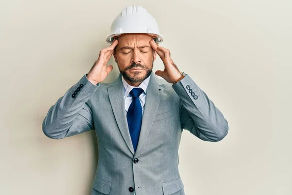 Hombre Mediana Edad Con Sombrero Arquitecto Con Mano Cabeza Dolor —  Fotos de Stock