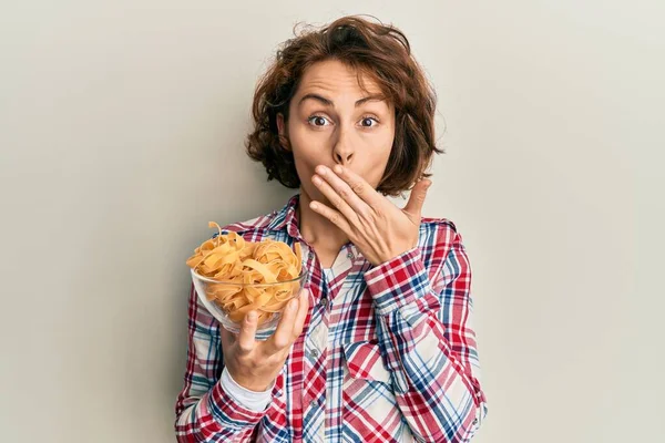 Jovem Morena Segurando Tigela Com Macarrão Italiano Cobrindo Boca Com — Fotografia de Stock