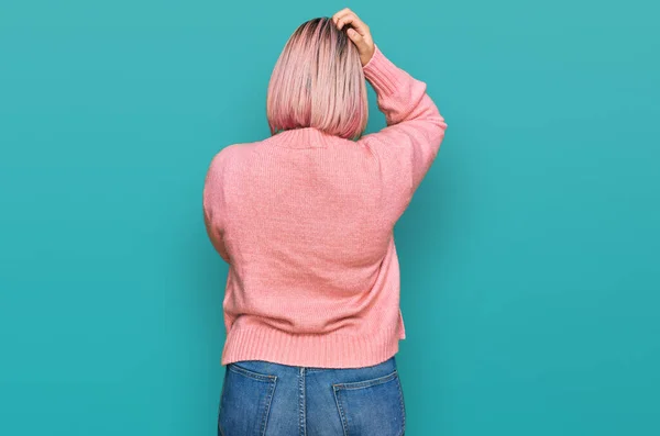 머리를 스웨터를 스페인 여성은 의심에 거꾸로 — 스톡 사진