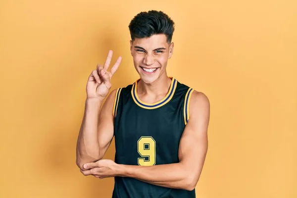 Jonge Spaanse Man Basketbal Uniform Glimlachend Met Een Vrolijk Gezicht — Stockfoto