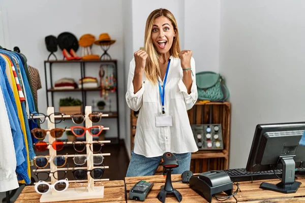 Blond Mooie Jonge Vrouw Werken Als Manager Bij Retail Boetiek — Stockfoto