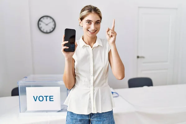 Jovem Loira Eleição Política Segurando Smartphone Sorrindo Com Uma Ideia — Fotografia de Stock