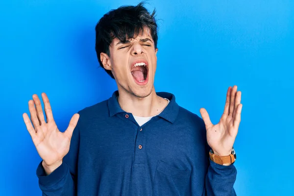 Guapo Hipster Joven Varado Sobre Fondo Azul Celebrando Loco Loco —  Fotos de Stock