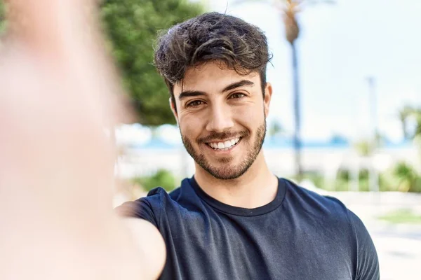 Jovem Hispânico Sorrindo Feliz Fazendo Selfie Pela Câmera Cidade — Fotografia de Stock