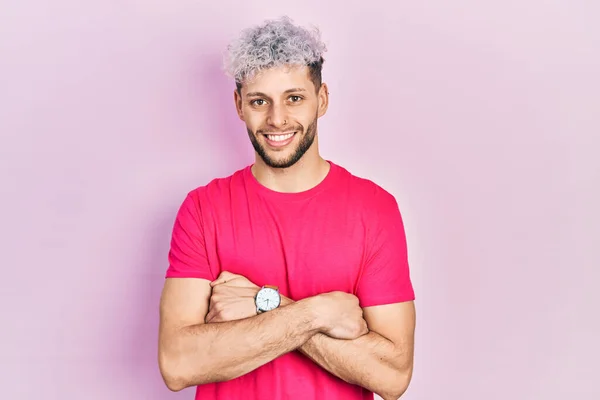 Jonge Spaanse Man Met Modern Geverfd Haar Met Casual Roze — Stockfoto