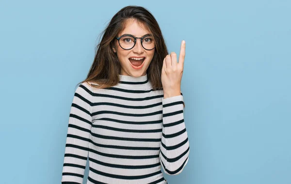 Junge Schöne Teenie Mädchen Lässiger Kleidung Und Brille Mit Erhobenem — Stockfoto