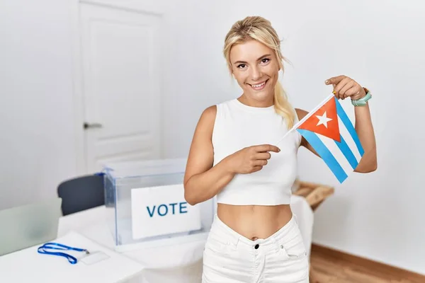 Ung Kaukasiska Kvinna Politisk Kampanj Val Håller Kuba Flagga Ler — Stockfoto