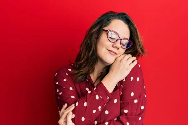 Jonge Blanke Vrouw Draagt Casual Kleding Een Bril Knuffelend Zichzelf — Stockfoto