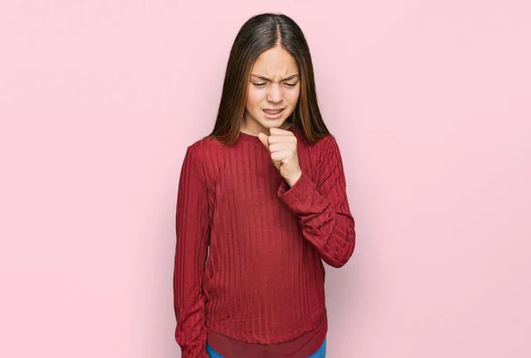 Piękna Brunetka Dziewczynka Nosząca Luźny Sweter Źle Się Czuje Kaszle — Zdjęcie stockowe