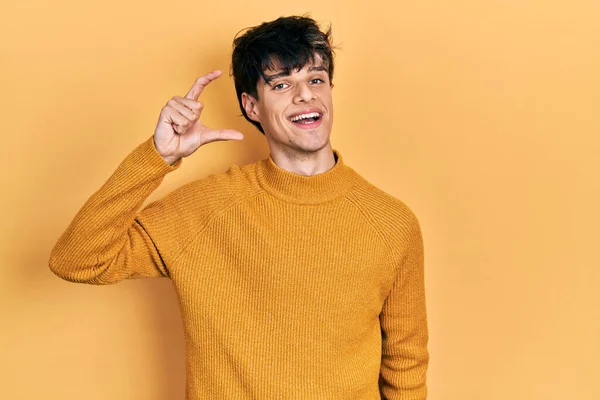 Bonito Jovem Hipster Vestindo Camisola Amarela Casual Sorrindo Gestos Confiantes — Fotografia de Stock