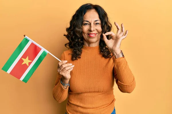 Middelbare Leeftijd Spaanse Vrouw Met Achternaam Vlag Doet Teken Met — Stockfoto