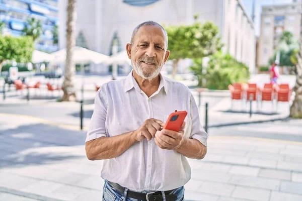 Senior Man Lacht Vol Vertrouwen Met Behulp Van Smartphone Straat — Stockfoto