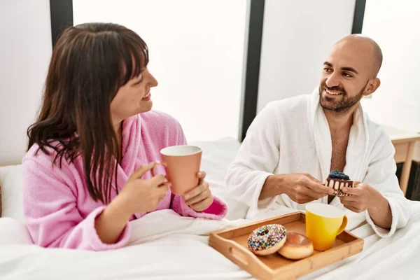 Unga Latinamerikanska Par Äter Frukost Sittandes Sängen Sovrummet — Stockfoto