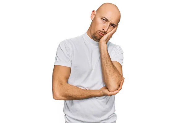 Homem Careca Com Barba Vestindo Camisa Branca Casual Pensando Parecendo — Fotografia de Stock