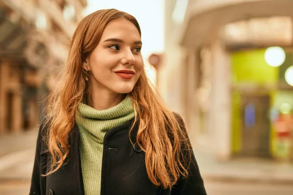 Genç Sarışın Kız Gülümsüyor Mutlu Bir Şekilde Şehirde Duruyor — Stok fotoğraf