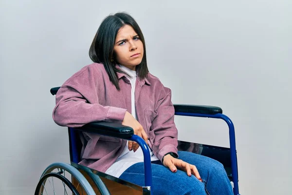 Молодая Брюнетка Сидящая Инвалидной Коляске Скептически Нервно Хмурясь Расстроена Проблем — стоковое фото