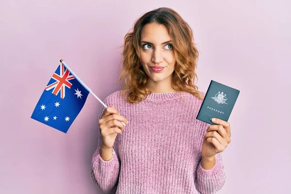 Jeune Femme Caucasienne Tenant Drapeau Australien Passeport Souriant Regardant Vers — Photo